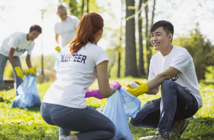 2 people volunteering
