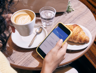 How Mobile Apps Are Transforming the Dining Experience 