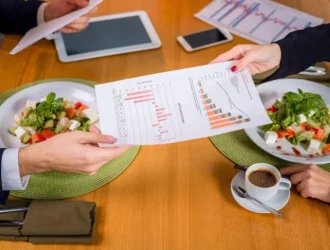 people discussing restaurant profit margins