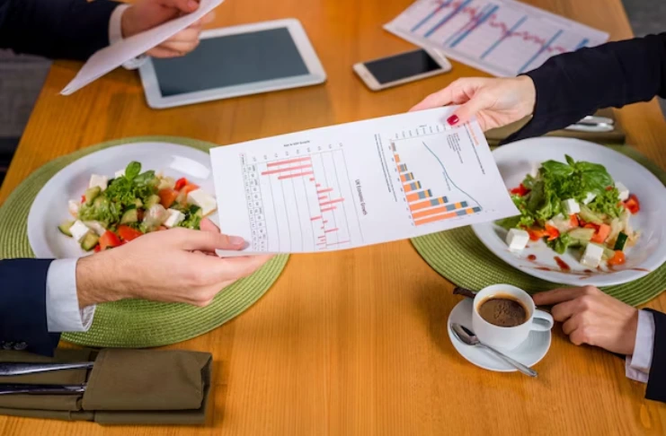 people discussing restaurant profit margins